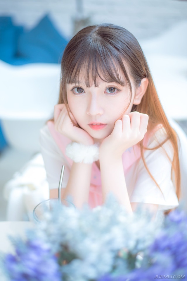 庞统闻言不禁苦笑，目光看向吕征身后的马秋、姜维、张虎、高览、管勇五个小家伙，马秋和姜维一抬头，朗声道：“我等是来帮公子的。”